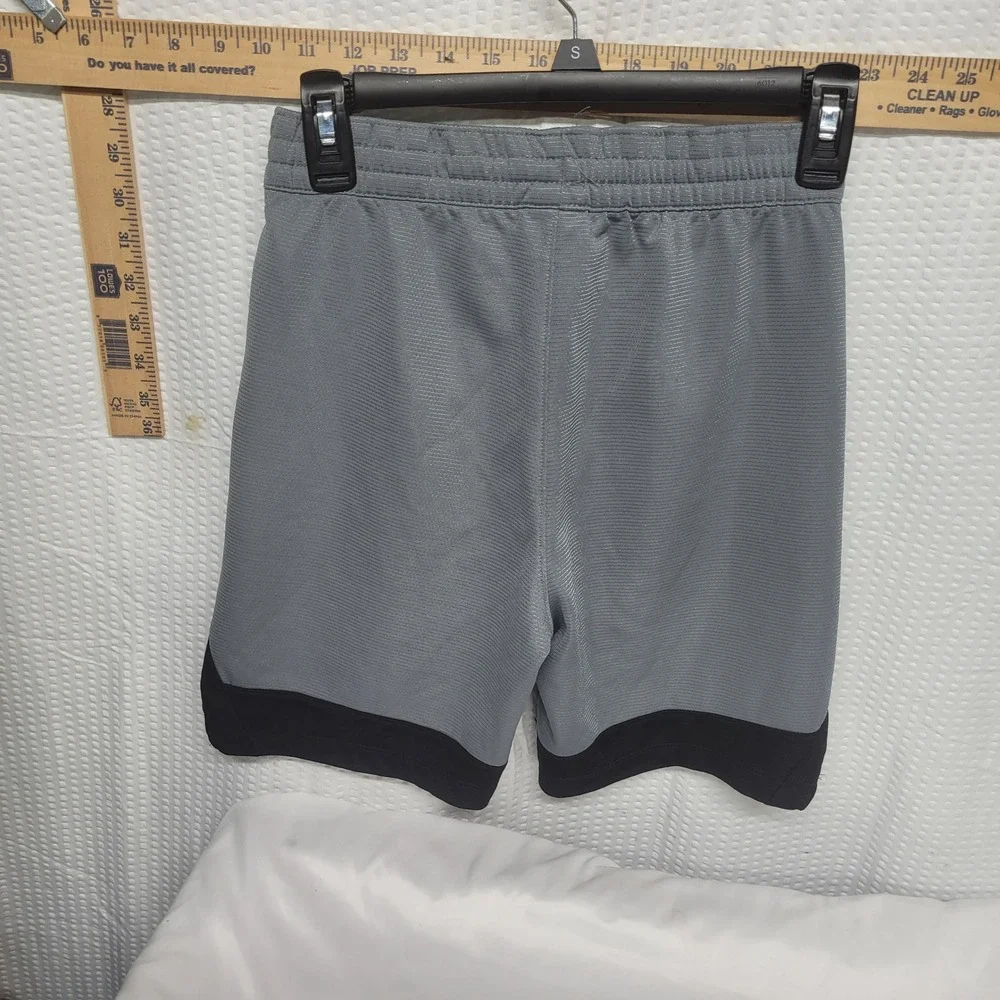 Nike Dri-FIT Mens Grey Black Mesh Athletic Training Shorts Size Medium